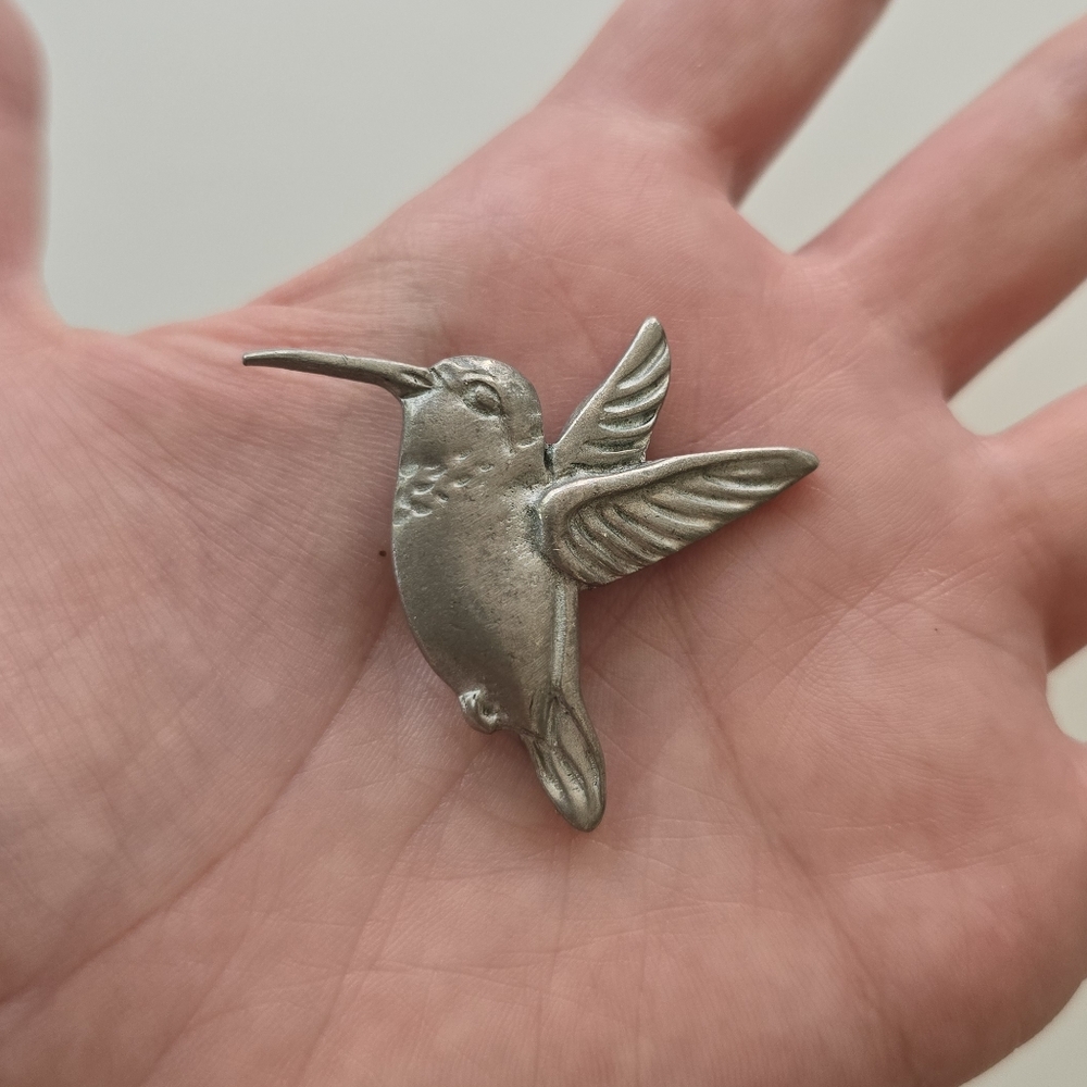 🪶 Metal Hummingbird Brooch